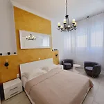 Lux Near Bridge Апартаменти *