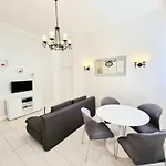Lux Near Bridge Апартаменти *