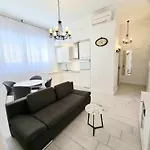 Апартаменти Lux Near Bridge Задар