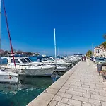 Lux Near Bridge Апартаменти *