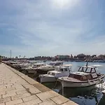 Lux Near Bridge Апартаменти *