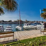 Lux Near Bridge Апартаменти *