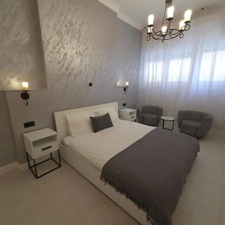 Lux Near Bridge Апартаменти *