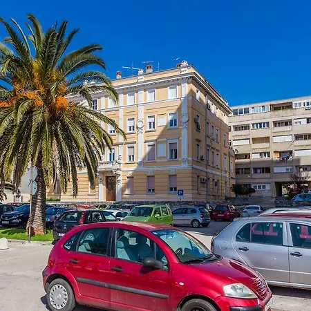 Lux Near Bridge Apartman *